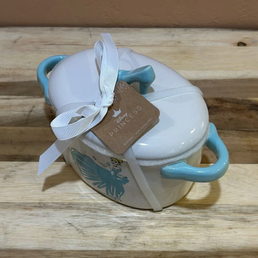 NWTS RAE DUNN DISNEY PRINCESS COLLECTION CINDERELLA CERAMIC BAKING DISH.